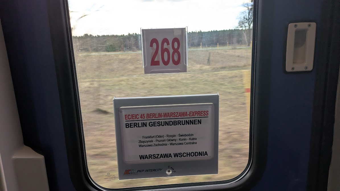 Número de coche y ruta de viaje del tren